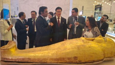 صورة تجمع بين رموز مصرية وصينية (النيل واليانغتسي) في متحف الحضارة المصرية، ترمز لفعالية 'عندما يلتقي اليانغتسي بالنيل' والتعاون الثقافي المصري الصيني