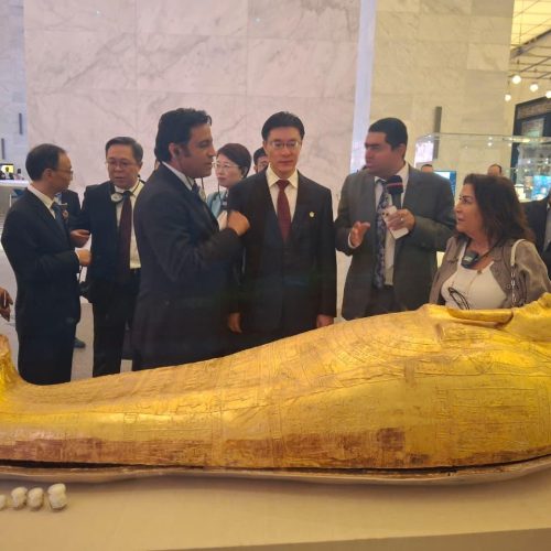 صورة تجمع بين رموز مصرية وصينية (النيل واليانغتسي) في متحف الحضارة المصرية، ترمز لفعالية 'عندما يلتقي اليانغتسي بالنيل' والتعاون الثقافي المصري الصيني