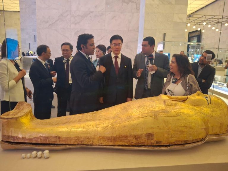 صورة تجمع بين رموز مصرية وصينية (النيل واليانغتسي) في متحف الحضارة المصرية، ترمز لفعالية 'عندما يلتقي اليانغتسي بالنيل' والتعاون الثقافي المصري الصيني