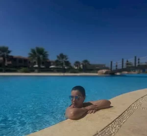 دينا فؤاد في حمام السباحة 