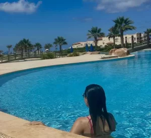 دينا فؤاد في حمام السباحة 