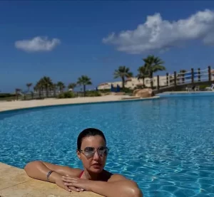 دينا فؤاد في حمام السباحة 