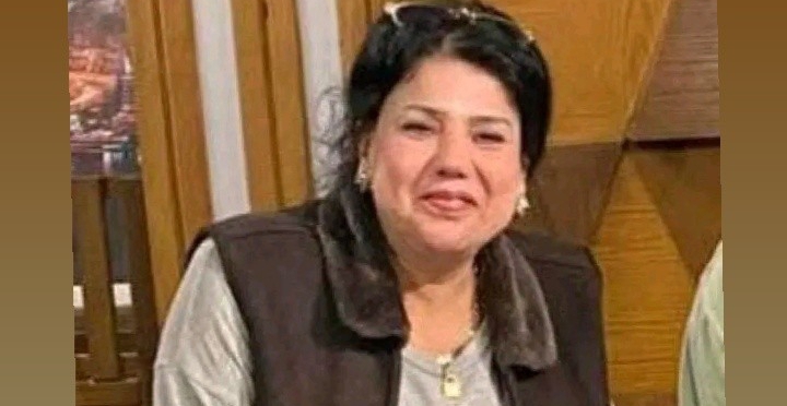 صورة رمزية لممرضة أو طبيب يقف أمام مدخل مستشفى، ترمز لإهمال طبي محتمل في مستشفى الهرم وقضية الإعلامية عبير الأباصيري.