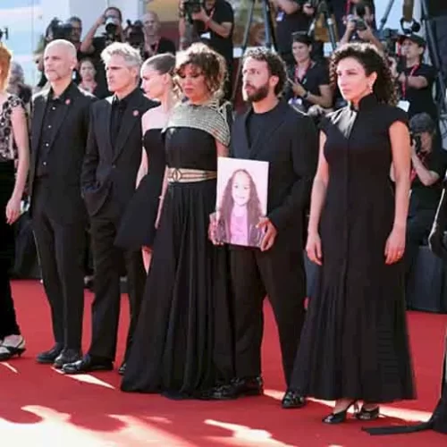 صناع فيلم صوت هند رجب في مهرجان فينيسيا السينمائي لدعم القضية الفلسطينية وضحايا غزة.