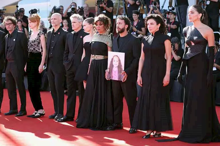 صناع فيلم صوت هند رجب في مهرجان فينيسيا السينمائي لدعم القضية الفلسطينية وضحايا غزة.