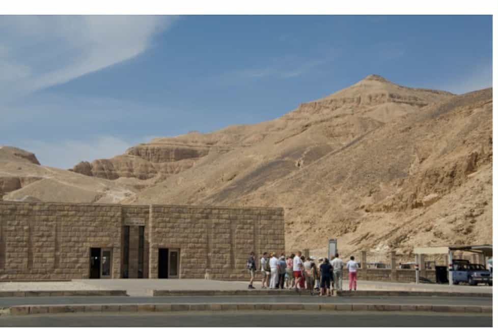 صورة لمدخل منطقة وادي الملوك في الأقصر، تظهر المقابر الأثرية وتبرز أهمية الخدمات السياحية