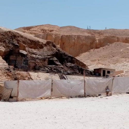 صورة لمدخل منطقة وادي الملوك في الأقصر، تظهر المقابر الأثرية وتبرز أهمية الخدمات السياحية