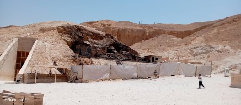 صورة لمدخل منطقة وادي الملوك في الأقصر، تظهر المقابر الأثرية وتبرز أهمية الخدمات السياحية