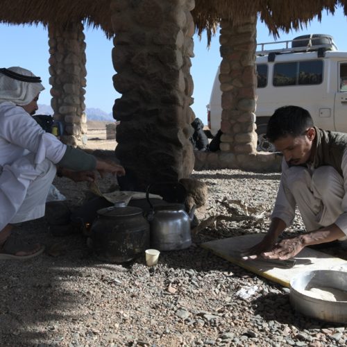 صورة لمحمية نبق في جنوب سيناء تظهر أشجار المانجروف، ترمز لرحلات عبد الرحيم العرجان في هذه المنطقة الطبيعية