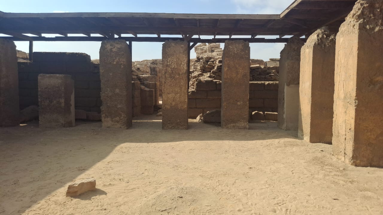 صورة داخل مقبرة بتاح شبسس في أبو صير الأثرية، تبرز نقوشها وجدرانها في حالة جيدة، وتوضح جهود وزارة السياحة والآثار في حماية الآثار المصرية.
