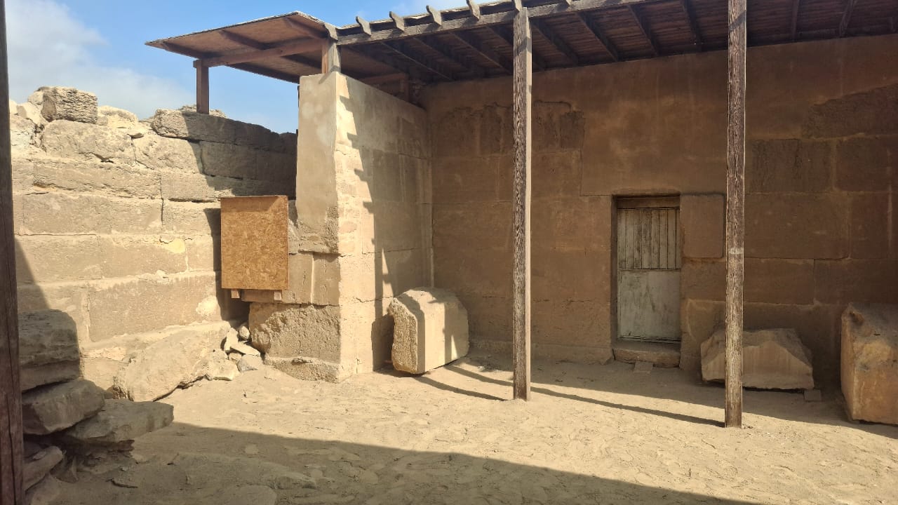صورة داخل مقبرة بتاح شبسس في أبو صير الأثرية، تبرز نقوشها وجدرانها في حالة جيدة، وتوضح جهود وزارة السياحة والآثار في حماية الآثار المصرية.