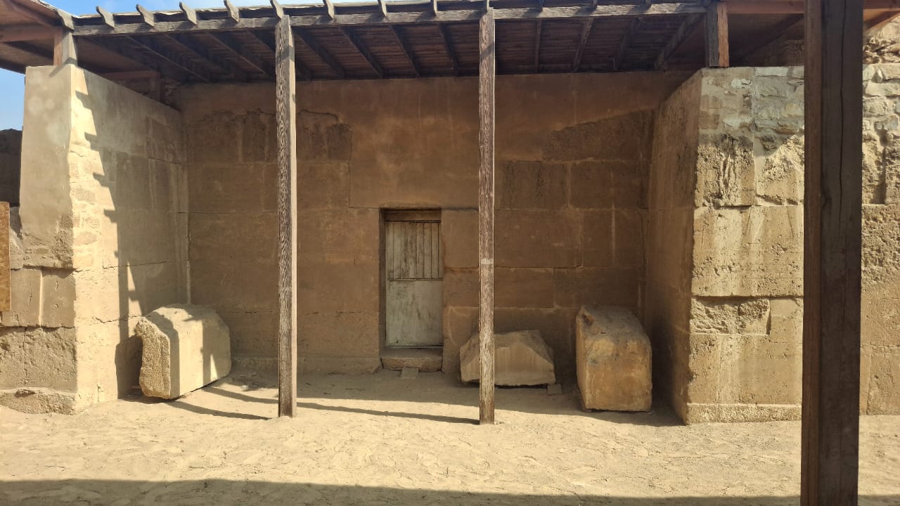 صورة داخل مقبرة بتاح شبسس في أبو صير الأثرية، تبرز نقوشها وجدرانها في حالة جيدة، وتوضح جهود وزارة السياحة والآثار في حماية الآثار المصرية.