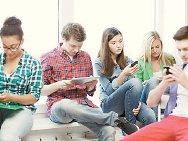 السوشيال ميديا… منبر التعبير أم ساحة للضجيج؟
