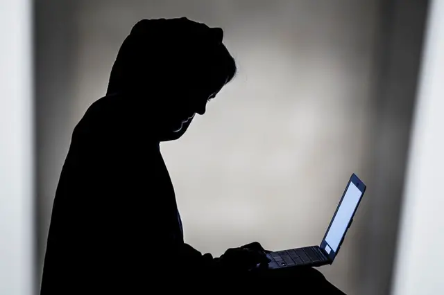 مطاردة إلكترونية تنتهي بالقبض على مبتز هدد سيدة بنشر صورها الخاصة