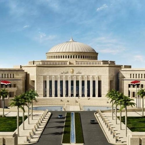 مبنى مجلس النواب المصري من الخارج والعلم المصري يرفرف في عام 2025