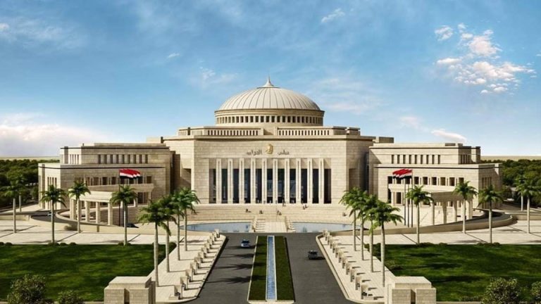 مبنى مجلس النواب المصري من الخارج والعلم المصري يرفرف في عام 2025