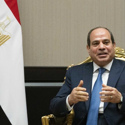 الرئيس السيسي يصافح البرهان خلال استقباله في القاهرة لبحث أزمة السودان