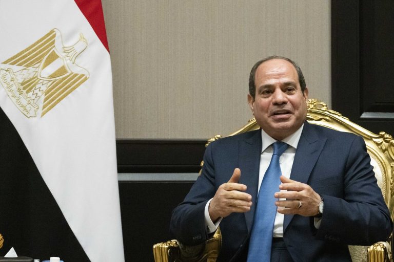 الرئيس السيسي يصافح البرهان خلال استقباله في القاهرة لبحث أزمة السودان