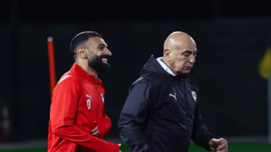 حسام حسن يوجه تعليمات للاعبي منتخب مصر في التدريبات قبل مباراة جنوب أفريقيا