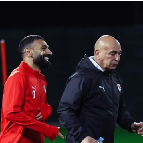 حسام حسن يوجه تعليمات للاعبي منتخب مصر في التدريبات قبل مباراة جنوب أفريقيا