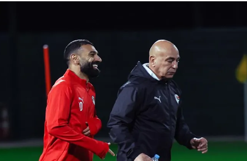 حسام حسن يوجه تعليمات للاعبي منتخب مصر في التدريبات قبل مباراة جنوب أفريقيا