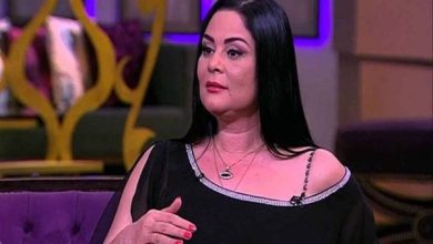 الفنانة علا رامي بملابس أنيقة ونظرة حزينة أثناء حديث صحفي