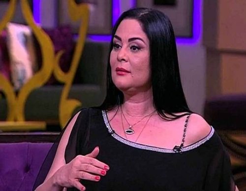الفنانة علا رامي بملابس أنيقة ونظرة حزينة أثناء حديث صحفي