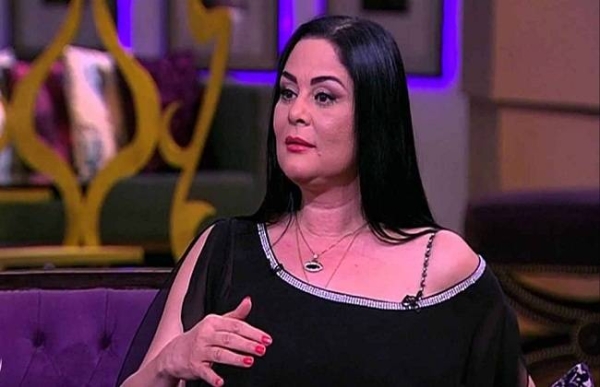 الفنانة علا رامي بملابس أنيقة ونظرة حزينة أثناء حديث صحفي