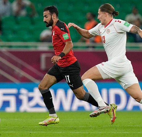 مهند لاشين لاعب منتخب مصر يؤدي تدريبات بدنية قوية استعداداً لمباراة كوت ديفوار