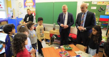 مبنى المدارس المصرية الألمانية الجديدة وطلاب يرتدون الزي المدرسي