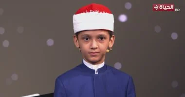 المتسابق عمر علي أثناء التلاوة أمام لجنة تحكيم برنامج دولة التلاوة