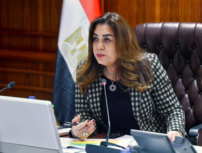لدكتورة منال عوض وزيرة التنمية المحلية في اجتماع مع قيادات وزارة الاتصالات
