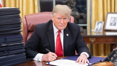 الرئيس الأمريكي دونالد ترامب يوقع أمراً تنفيذياً جديداً في المكتب البيضاوي محاطاً بمستشاريه