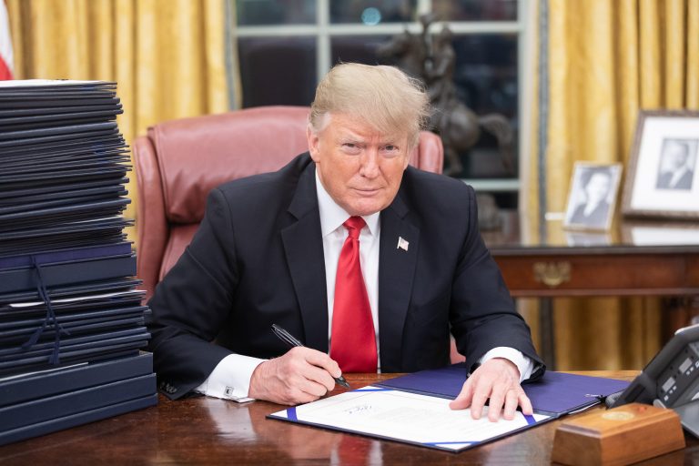 الرئيس الأمريكي دونالد ترامب يوقع أمراً تنفيذياً جديداً في المكتب البيضاوي محاطاً بمستشاريه