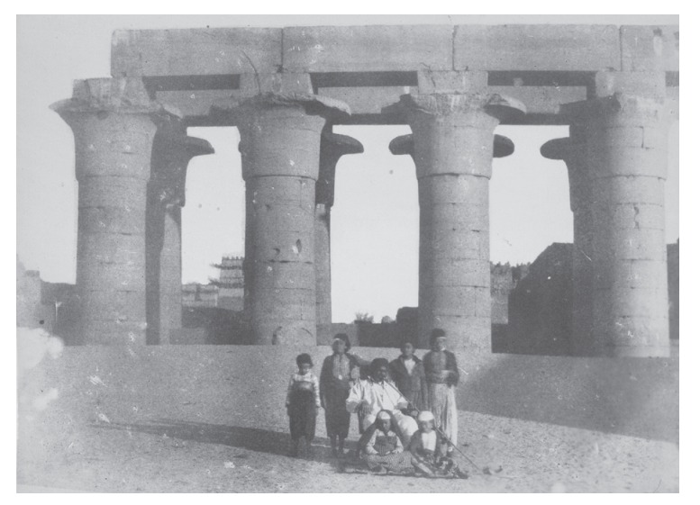 صورة تاريخية نادرة لمنزل مصطفى آغا المبني فوق أعمدة معبد الأقصر