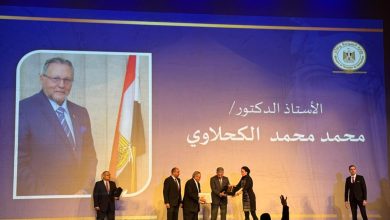 وزير السياحة والآثار يكرم الدكتور محمد الكحلاوي في احتفالية عيد الآثاريين بدار الأوبرا