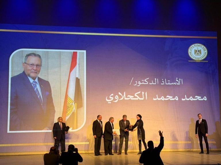 وزير السياحة والآثار يكرم الدكتور محمد الكحلاوي في احتفالية عيد الآثاريين بدار الأوبرا
