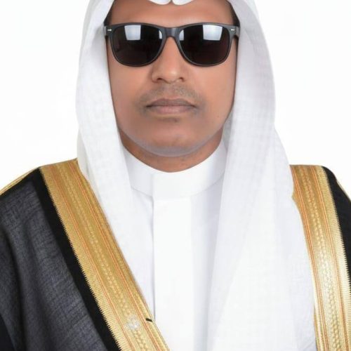 المستشار الدكتور الحبيب النوبي يرتدي الزي العربي التقليدي والنظارة الشمسية.