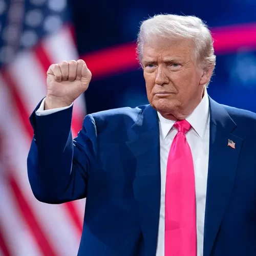 الرئيس الأمريكي دونالد ترامب يوقع على ميثاق إنشاء مجلس السلام الدولي في سويسرا.