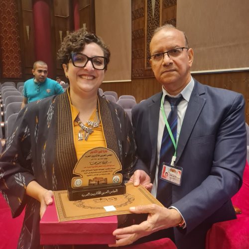 الدكتورة مونيكا حنا تتسلم درع تكريم من الدكتور عبد الرحيم ريحان