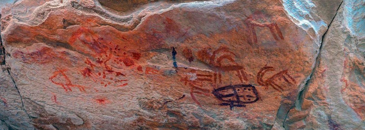 نقوش صخرية ملونة ورسومات لحيوانات وبشر على جدران هضبة أم عراك بجنوب سيناء