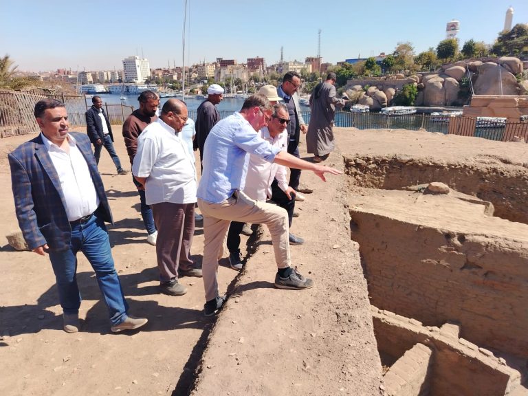 الدكتور هشام الليثي الأمين العام للمجلس الأعلى للآثار في جولة بأسوان
