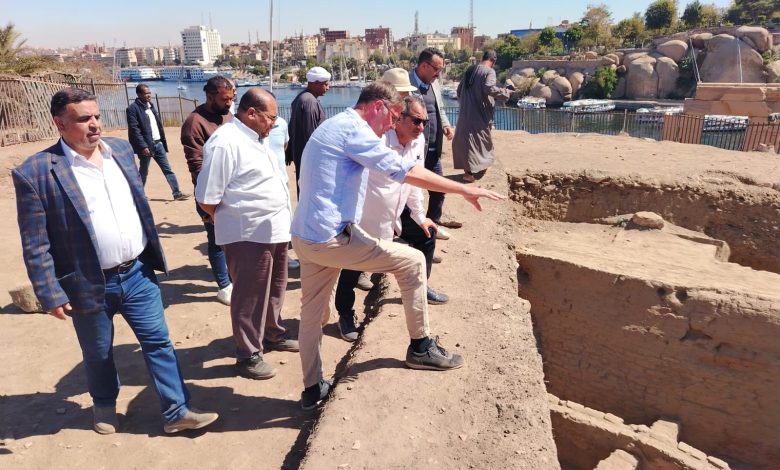 الدكتور هشام الليثي الأمين العام للمجلس الأعلى للآثار في جولة بأسوان