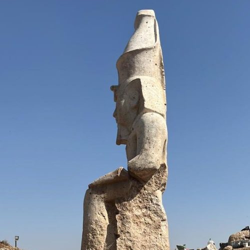 تمثال رمسيس الثاني الضخم جالساً