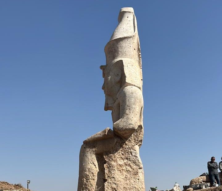 تمثال رمسيس الثاني الضخم جالساً