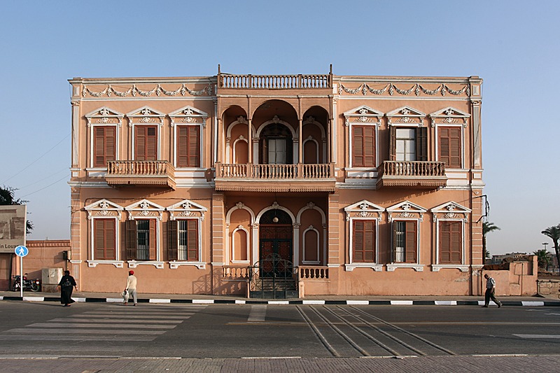 أندراوس والآثار المصرية: نفوذ العائلات في الظل