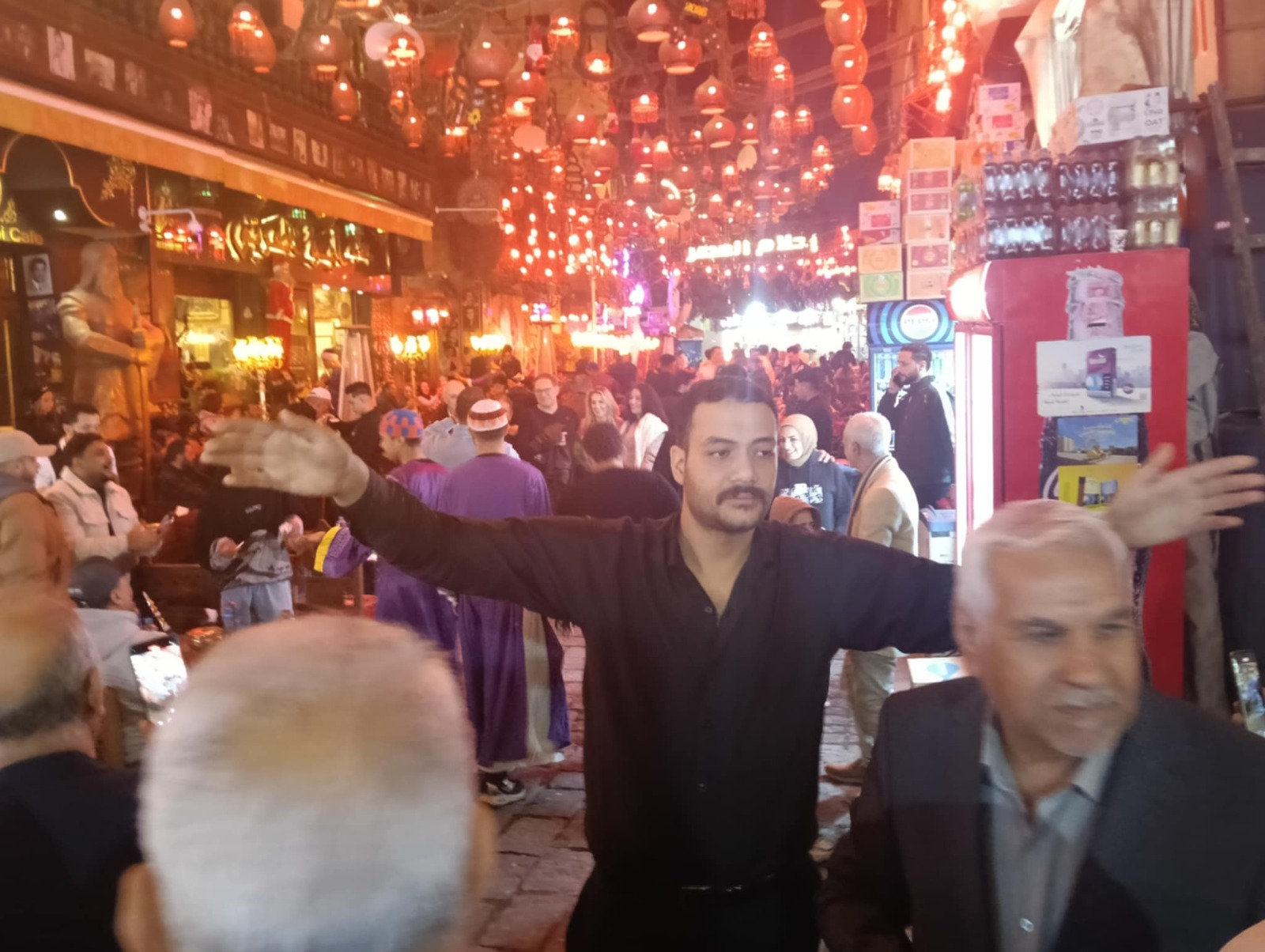 إشغالات كافيتريا أبو العربي في شارع المعز بجوار جامع الأقمر