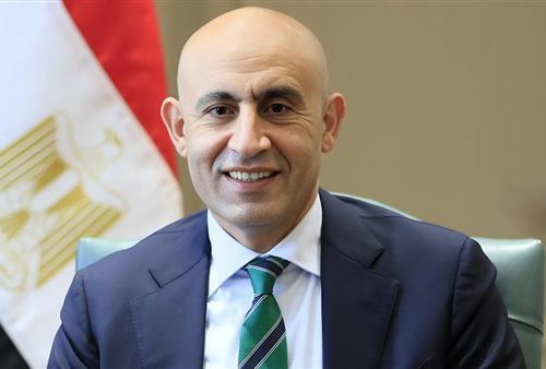 وزير التعليم يتابع سير العملية التعليمية ويقرر صرف مستحقات المعلمين