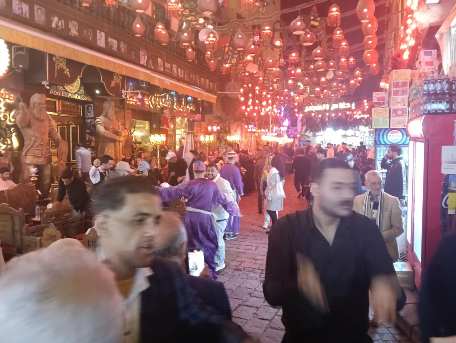 إشغالات كافيتريا أبو العربي في شارع المعز بجوار جامع الأقمر