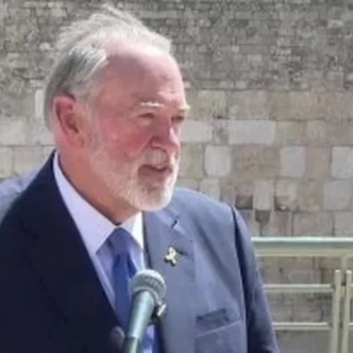 سفير الولايات المتحدة مايك هاكابي خلال مقابلة تلفزيونية في القدس لمناقشة ضربة عسكرية محتملة ضد إيران عام 2026.